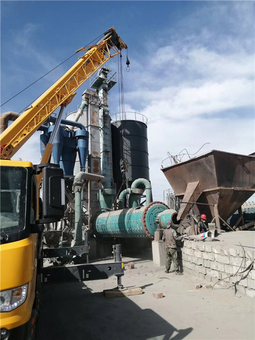 古城区设备搬运等各类工程项目中，吊车起着关键作用