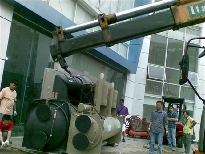 古城区随车吊和汽车吊的核心区别是什么？哪种更省钱？